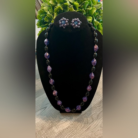 BEADED BOMBSHELL NECKLACE AND MATCHING CLIP ON EARRINGS IN BLACK & PURPLE 🦄🦄🦄 - Picture 3 of 12